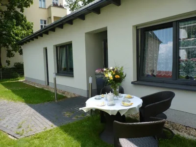 Gedeckter Kaffeetisch im Freien vor einem Haus