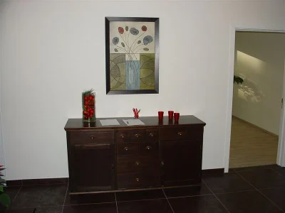 Dukle Flurkommode mit Deko und Bild