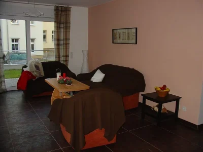 Sofagruppe mit gemütlichen Decken