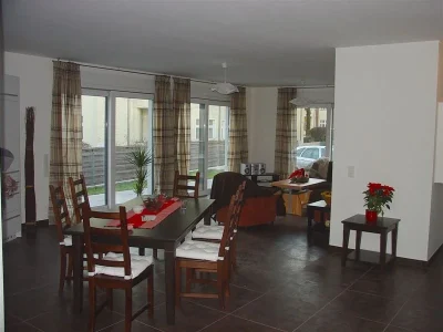 Großer Esstisch mit Stühlen